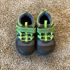 Boys Osh Kosh size 6 sneakers